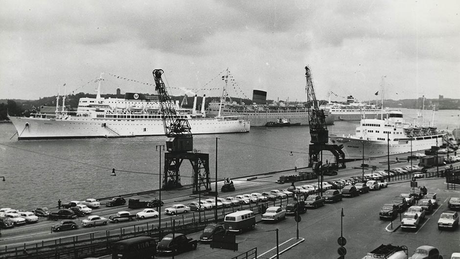 M/s Brasil, t/s Caronia och Staatendam på Strömmen. Vid kajen ligger Maria Ulianova förtöjd. 24 juli 1964.