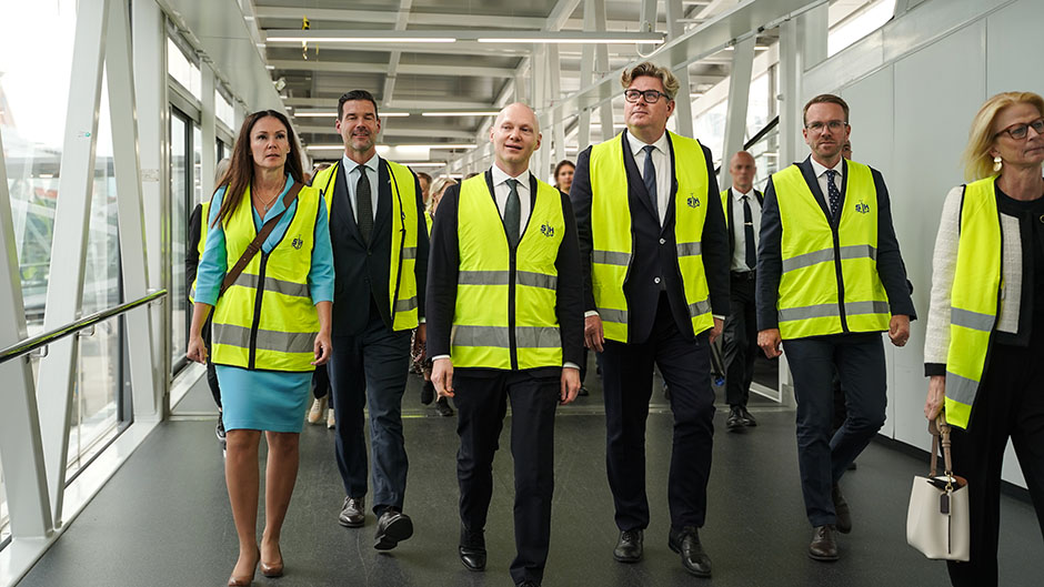 Sex ministrar från Sverige och Finland går i Värtaterminalen iklädda varselvästar.