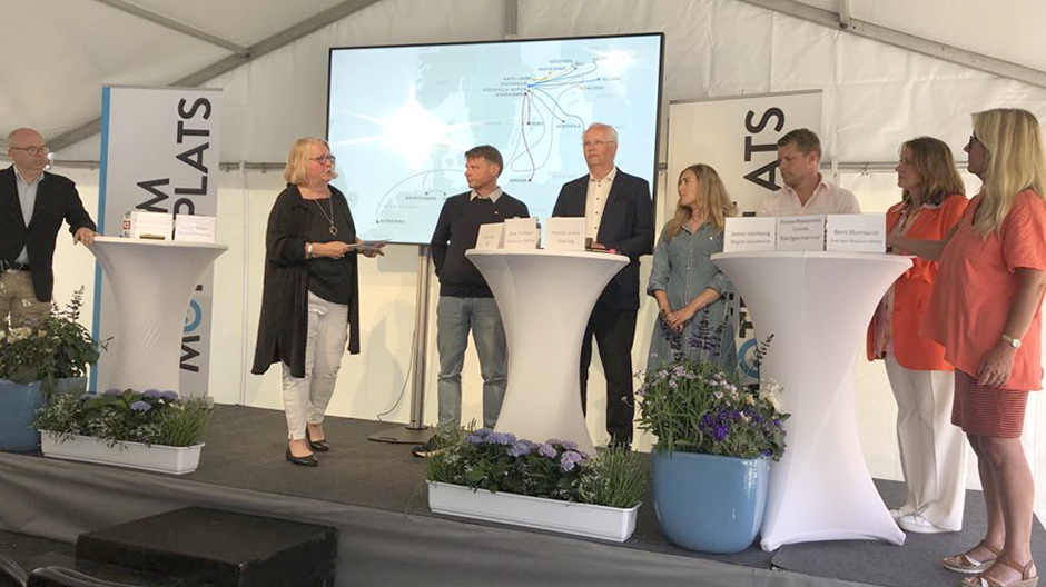 Seminariedeltagare på en scen i Almedalen.