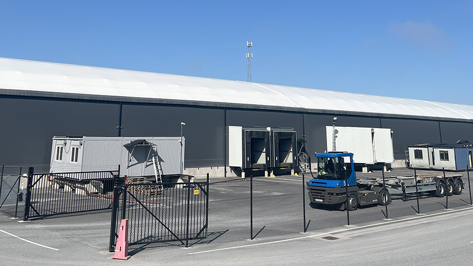 Exteriören av kontroll- och lageranläggningen i Stockholm Norvik Hamn. En truck utanför.