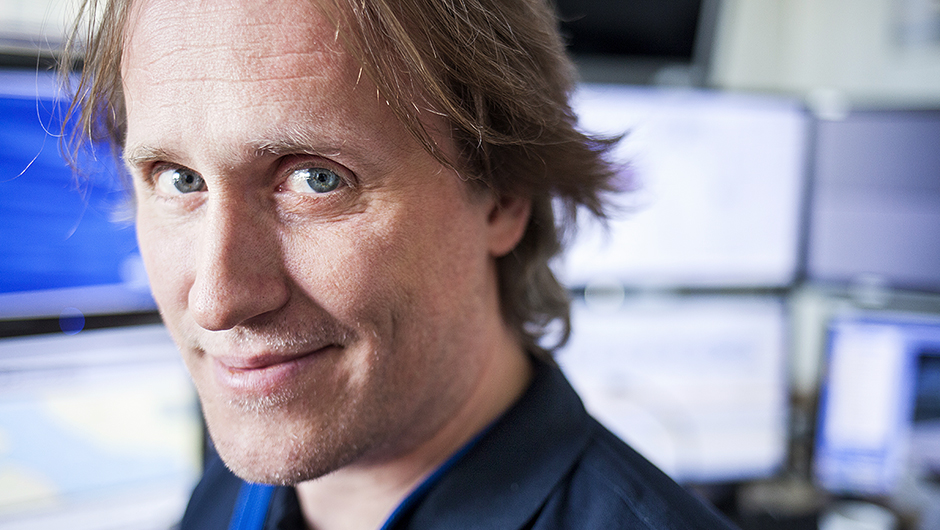 Jonas Sjögren med skärmar i bakgrunden.