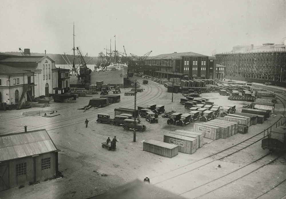 Frihamnen 1926: Bilar förpackade i lådor och i färdigt skick lagrade på planen väster om Magasin 2