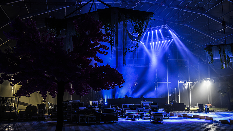 Scenområde belyst i blått.