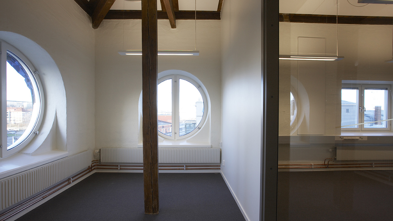 Interiör i ett magasin med runda fönster