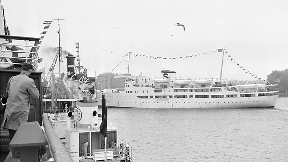 S/S Birger Jarl på sin jungfrutur vid Norrström 1953.