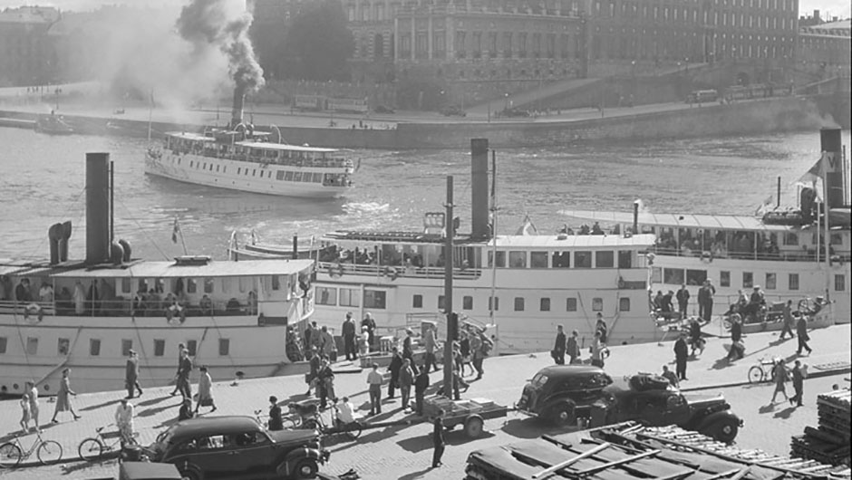 Ångbåtar vid Södra Blasieholmshamnen (nuvarande Strömkajen) någon gång 1940-45. 