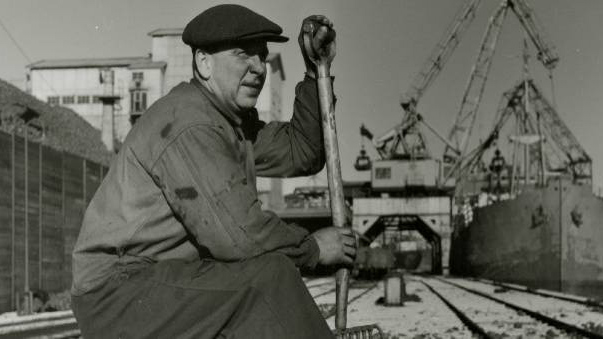 ”Tysta Algot” i arbete. Ordinarie stuveriarbetare 1946-1976. Svartvit bild