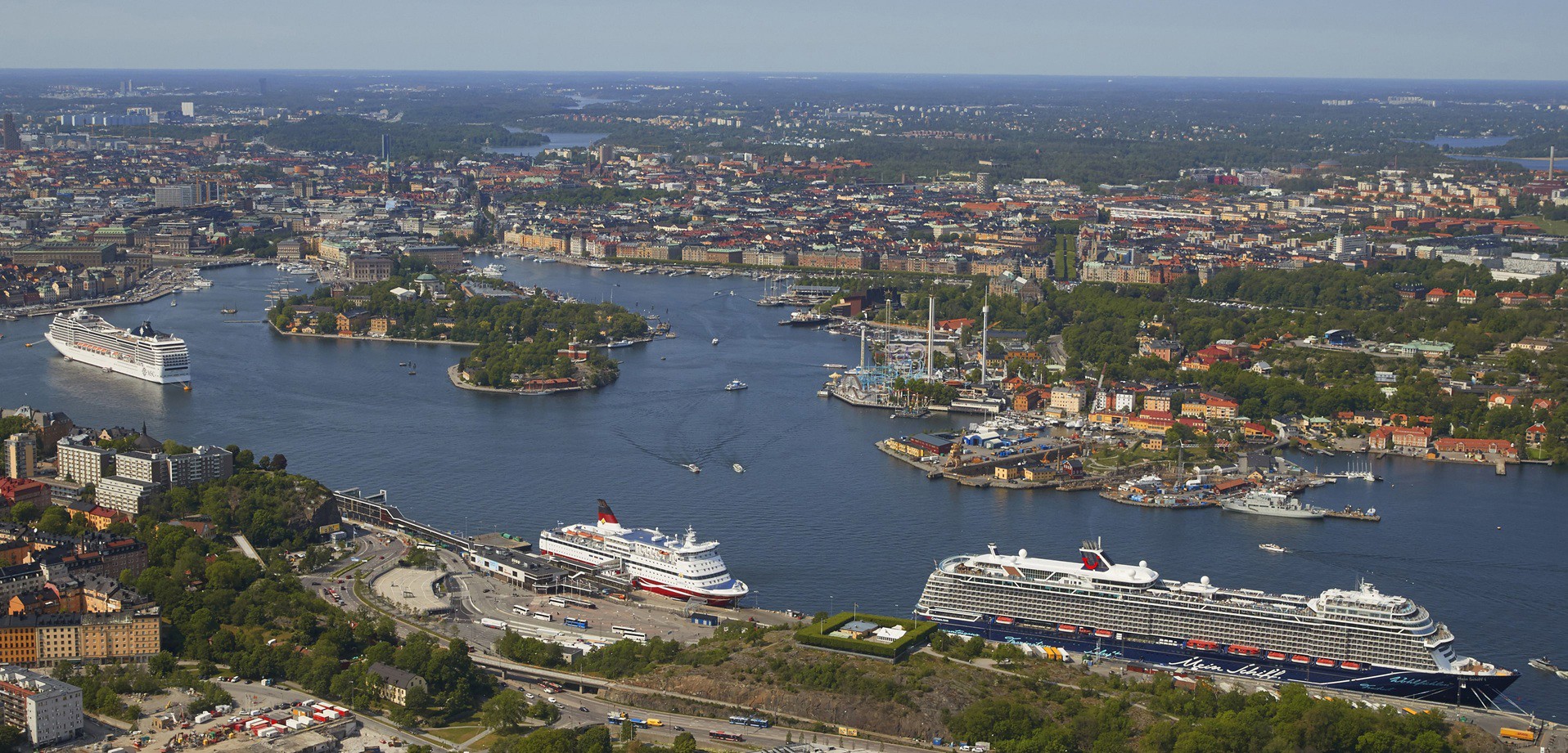 Flygbild över centrala Stockholm och dess kajer